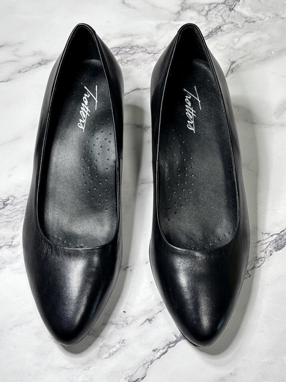 Trotters Womens Black Closed Toe Square Heel Shoes Size 6 Wide